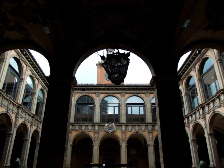 Il cortile dell'Archiginnasio di Bologna visto dal portico, con le logge e gli stemmi