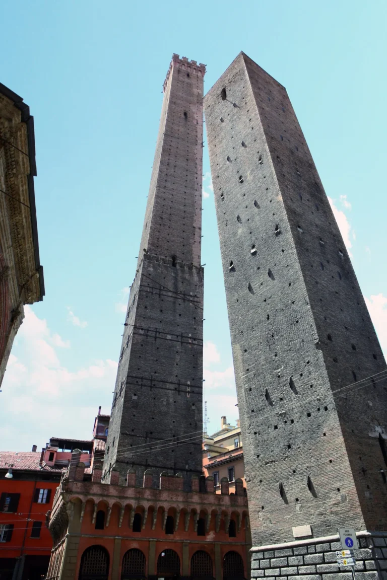 Le Due Torri di Bologna, la torre degli Asinelli e la Garisenda, viste dal basso