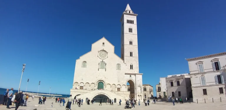 La facciata e il campanile della cattedrale di Trani sulla piazza