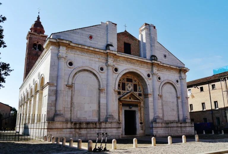 La facciata di marmo del Tempio Malatestiano di Rimini progettata da Leon Battista Alberti