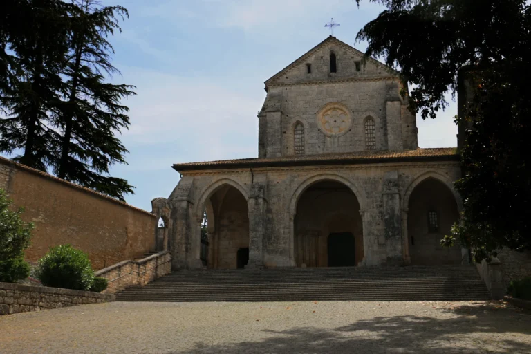 La facciata con il portico della chiesa dell'abbazia di Casamari