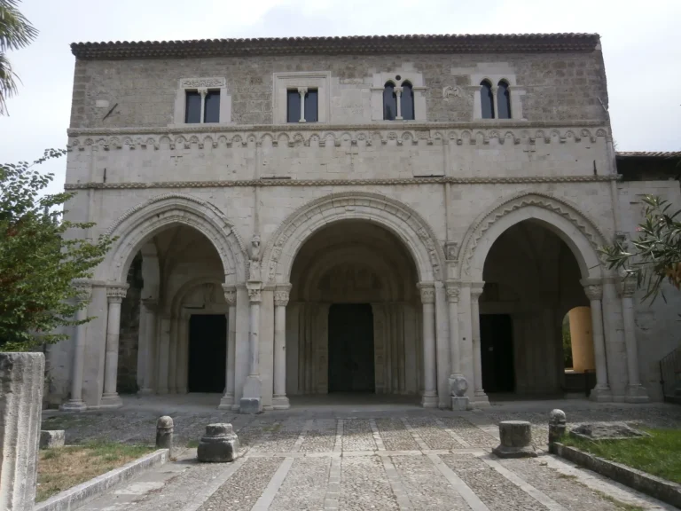 La facciata con il portico a tre arcate dell'abbazia di San Clemente a Casauria