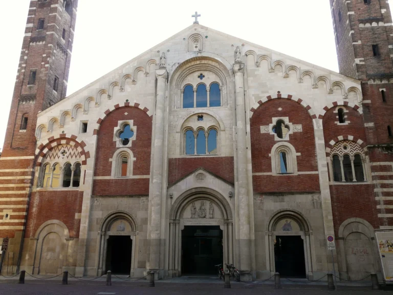 La facciata romanica del duomo di Sant'Evasio a Casale Monferrato