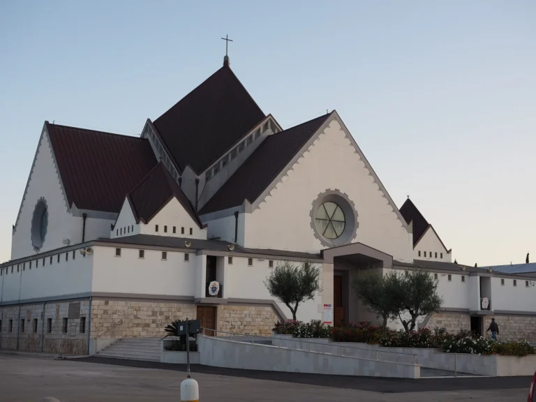 La facciata del santuario della Madonna Incoronata a Foggia