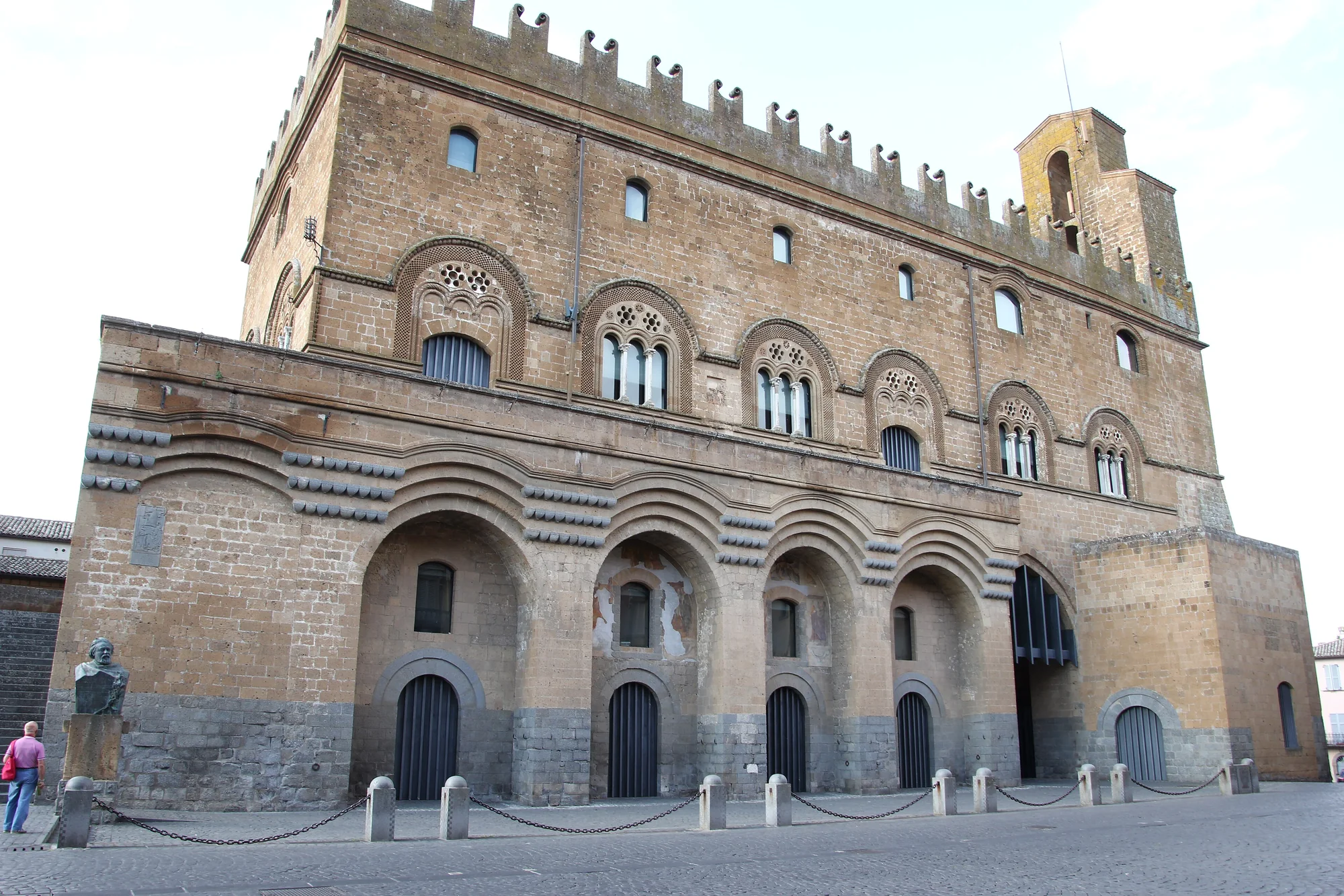 La facciata in tufo del palazzo del Capitano del Popolo a Orvieto