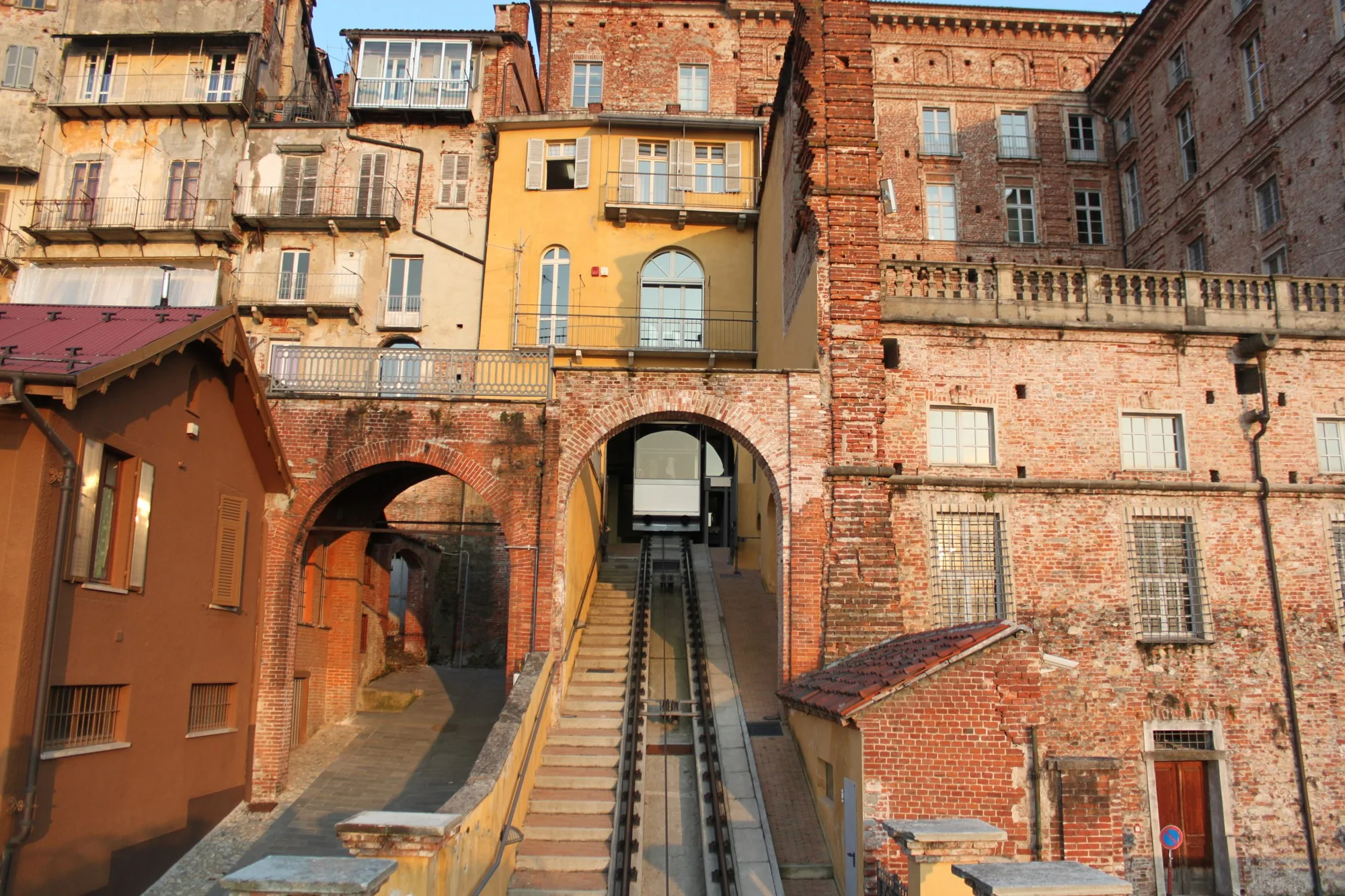 La funicolare che sale a Mondovì Piazza tra le case antiche