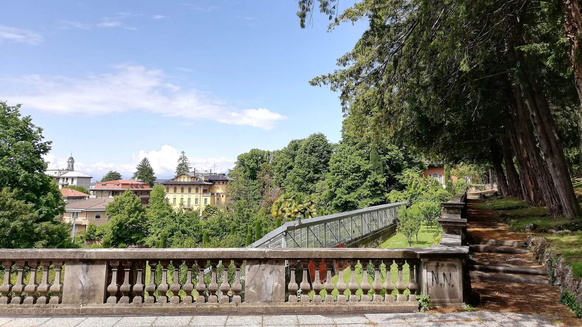 I Giardini Estensi di Varese con la balaustra e la vista sulla città