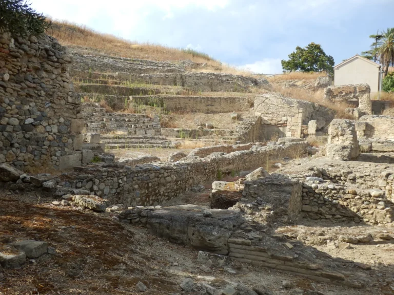Le gradinate del teatro romano nel parco archeologico di Scolacium