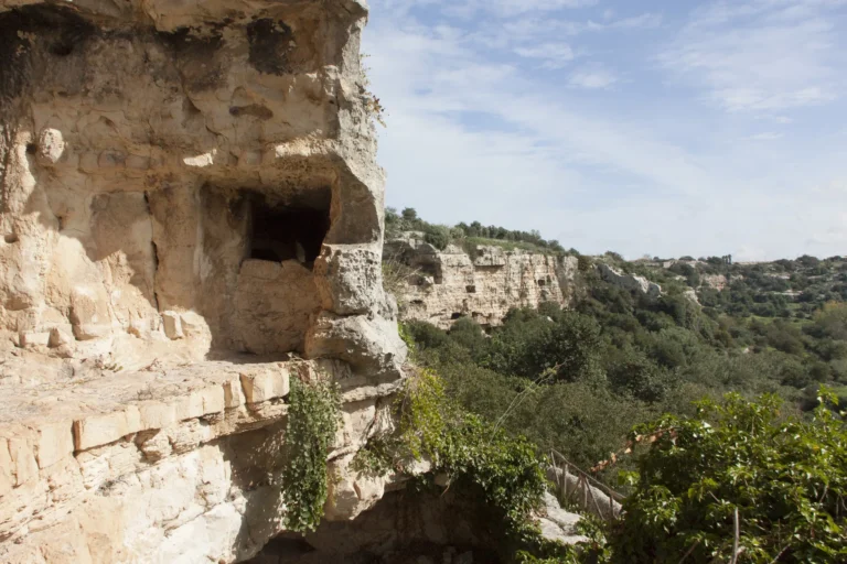 Grotte scavate nella roccia della Cava d'Ispica, sul lato di Modica
