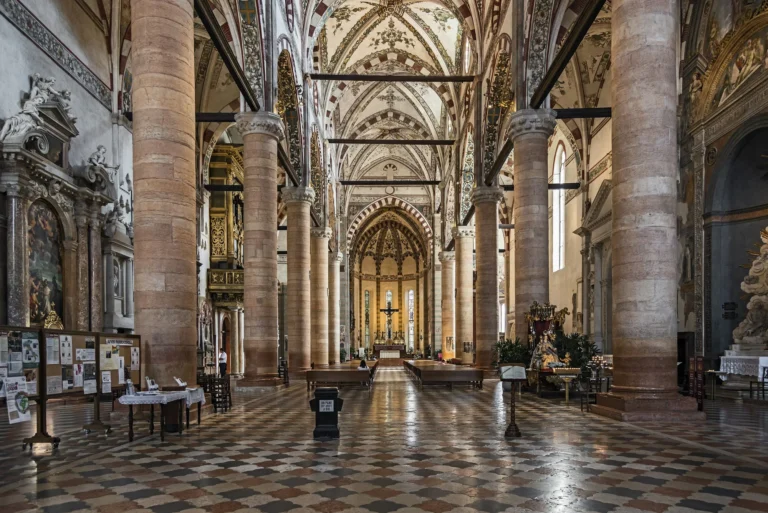 L'interno gotico della basilica di Santa Anastasia a Verona con le colonne e il pavimento a tre colori