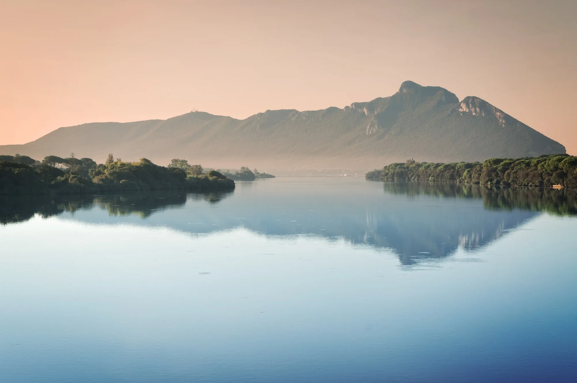 Il lago di Paola e il promontorio del Circeo riflesso nell'acqua