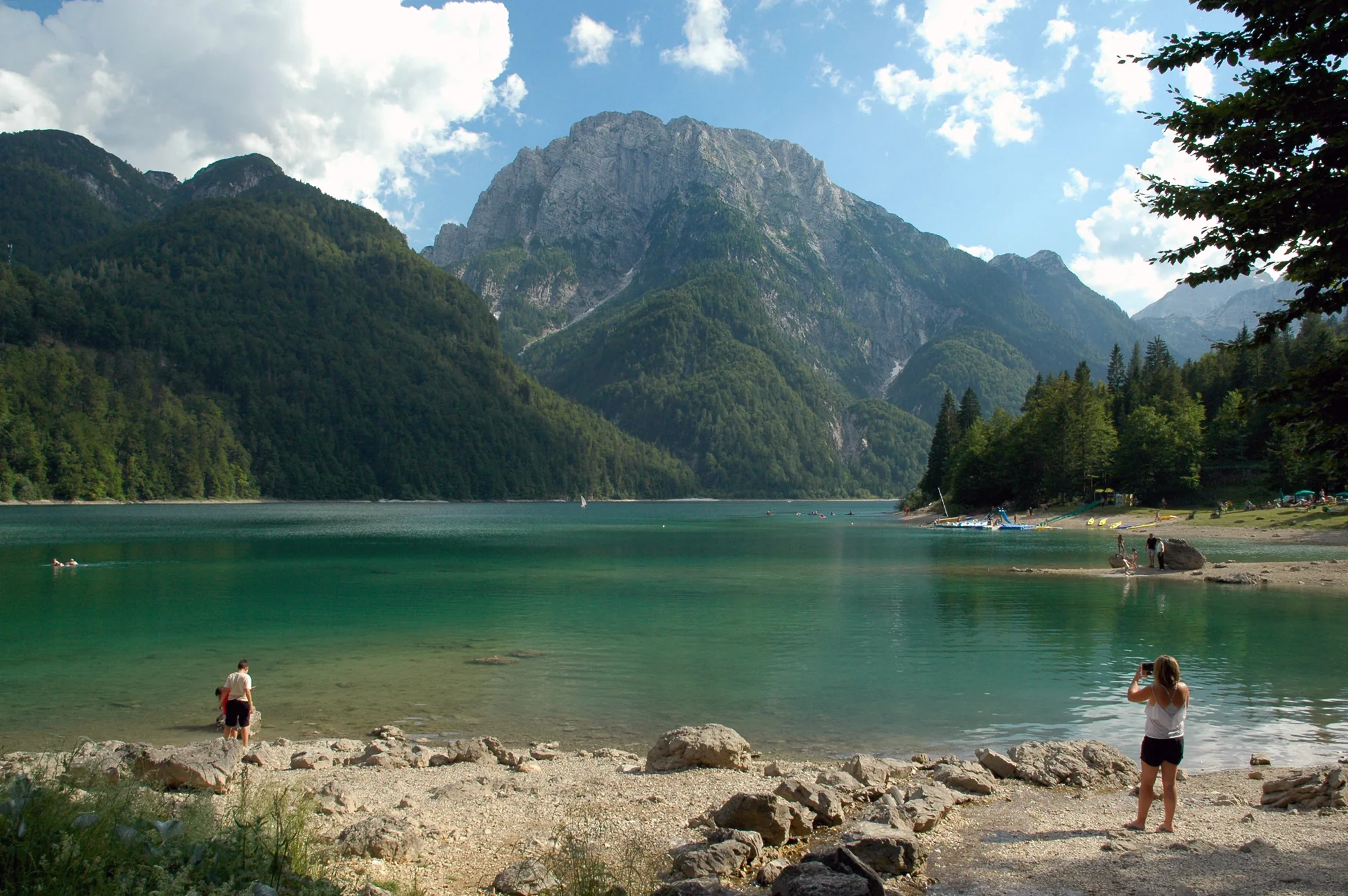 Il Lago del Predil con le acque verdi e le montagne delle Alpi Giulie