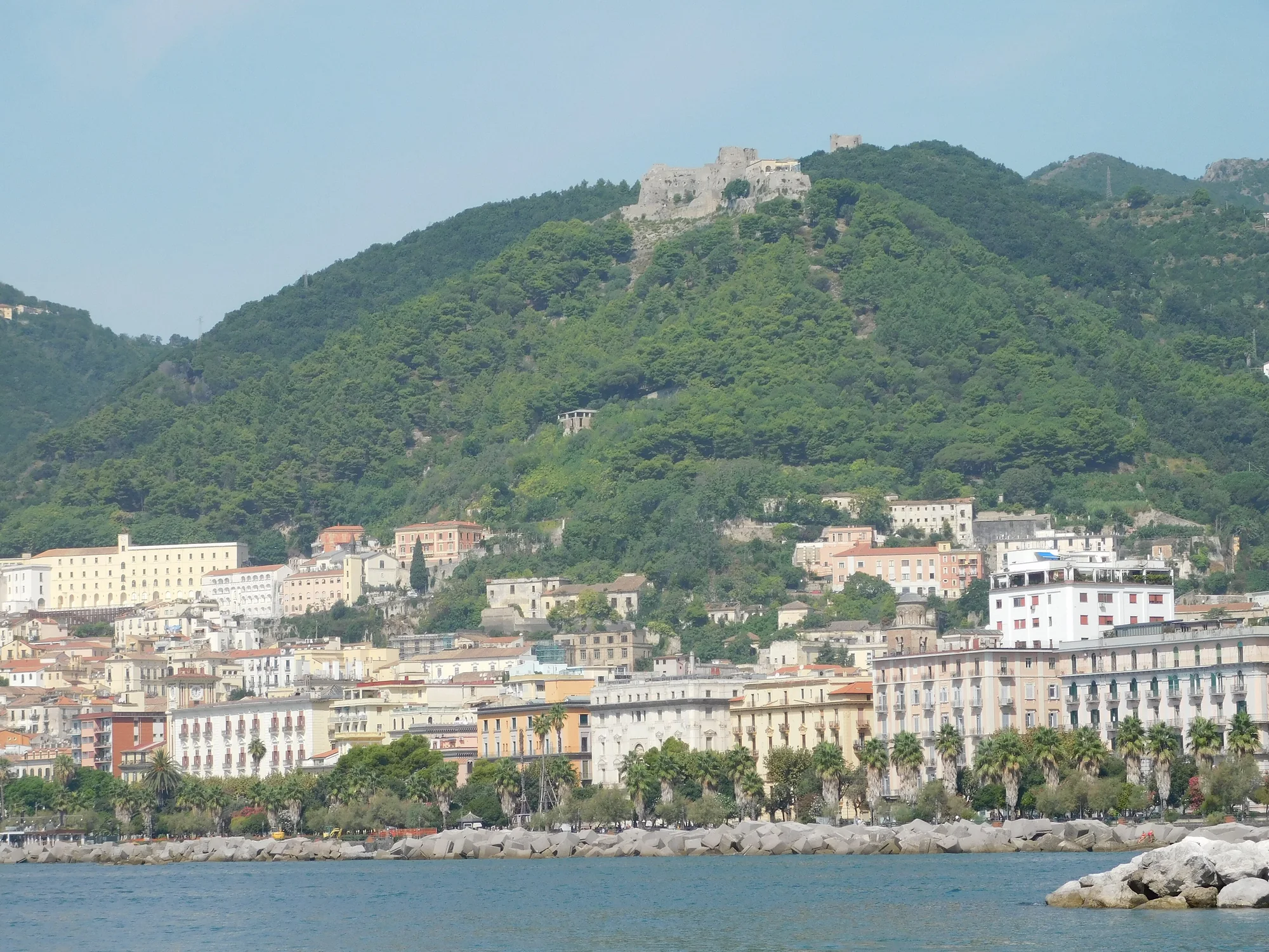 Il lungomare di Salerno con il castello di Arechi sulla collina