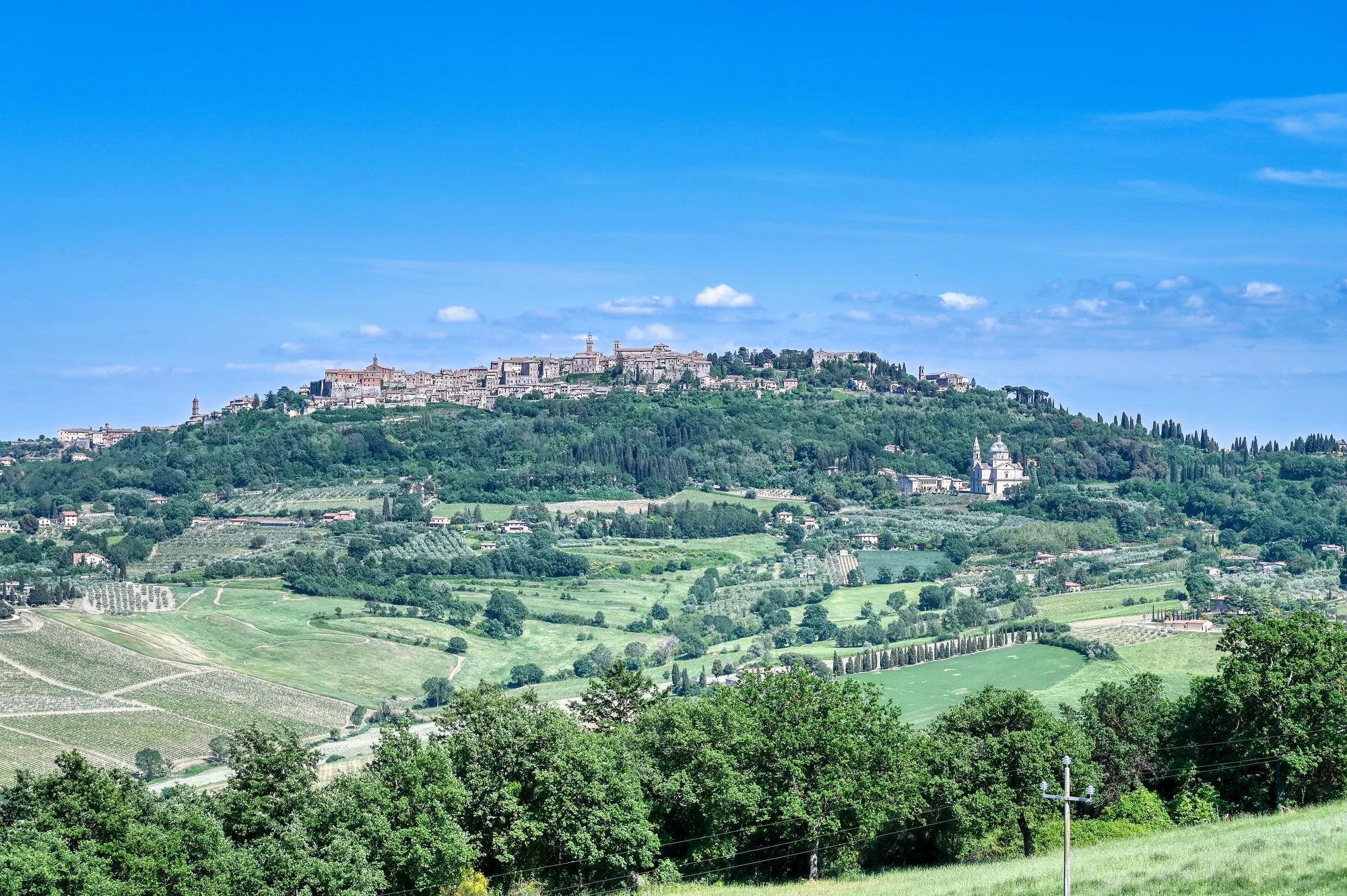 Montepulciano sulla collina tra vigne e campi