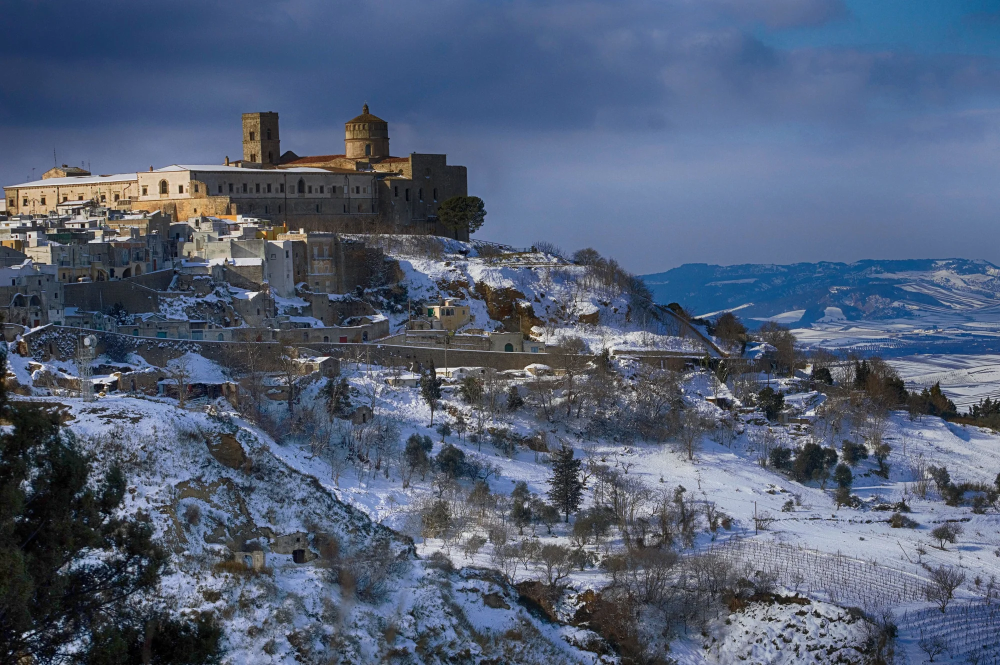 Montescaglioso con l'abbazia di San Michele sotto la neve