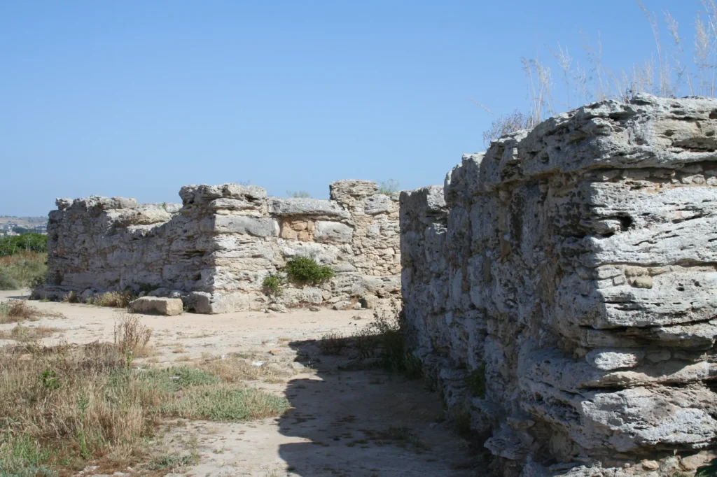 Le mura fenicie di Mozia, sull'isola di San Pantaleo nello Stagnone