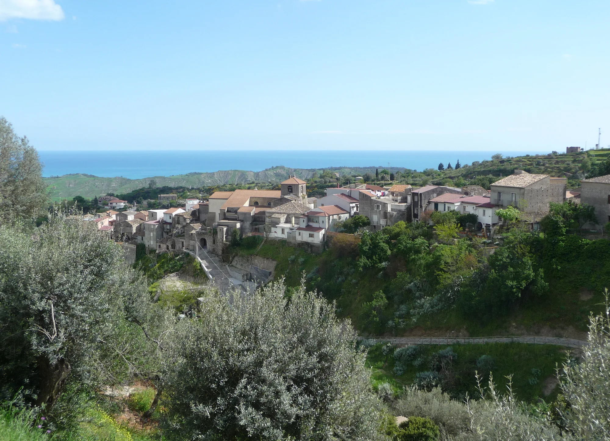 Il paese di Riace sulla collina tra gli ulivi