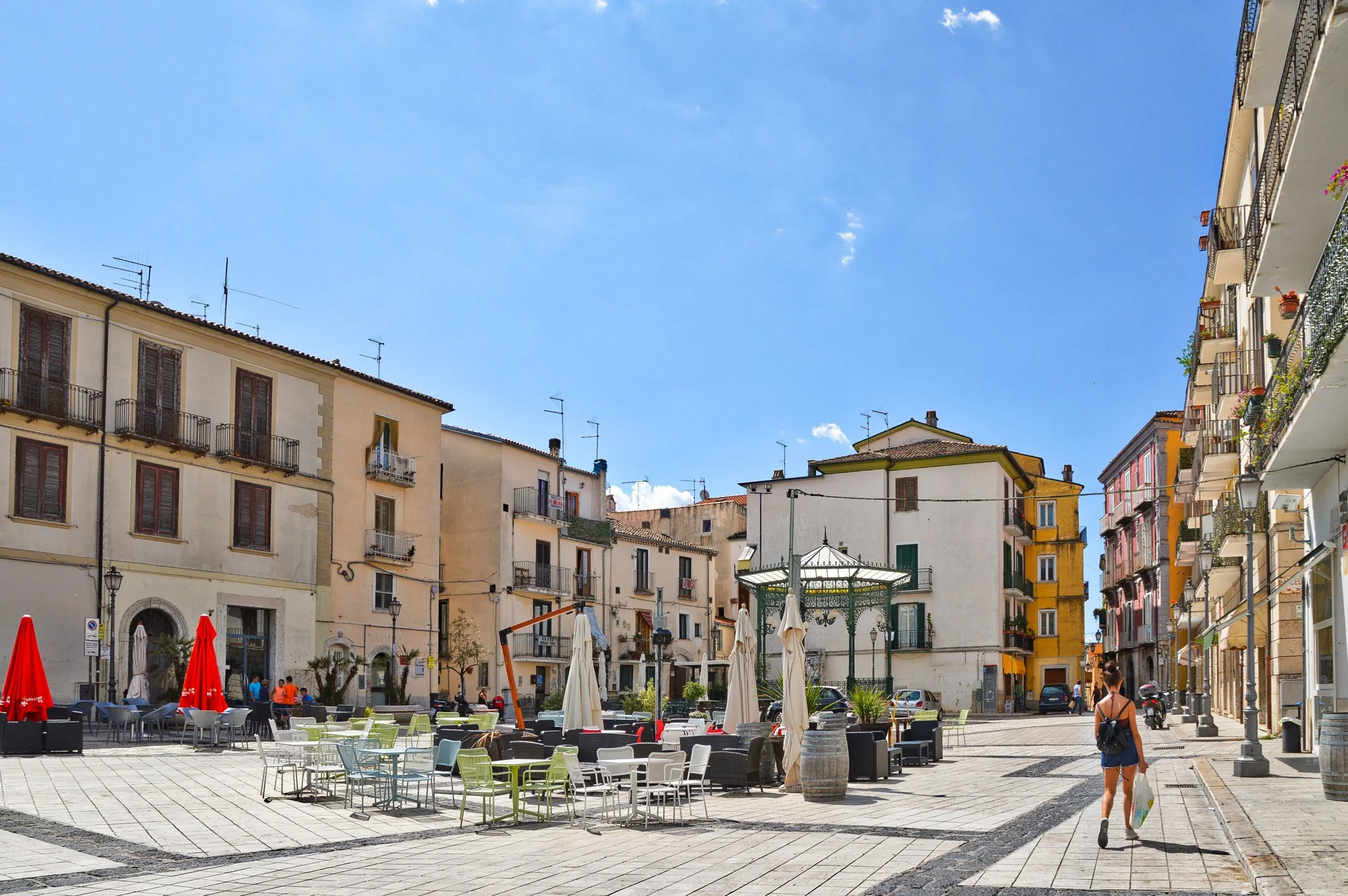Una piazza del centro storico di Isernia con i tavolini dei caffè