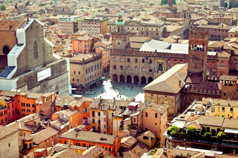 Piazza Maggiore a Bologna vista dall'alto tra i tetti rossi del centro