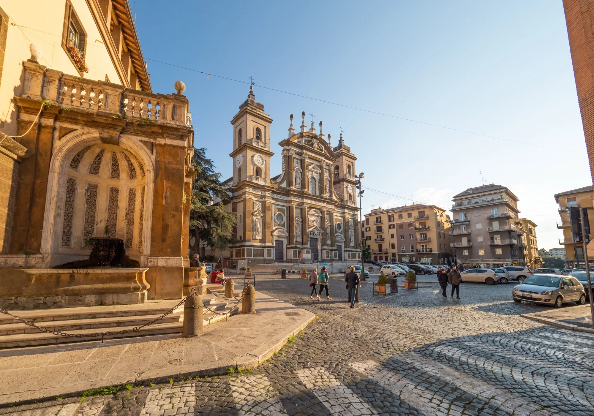 Piazza San Pietro a Frascati con la cattedrale
