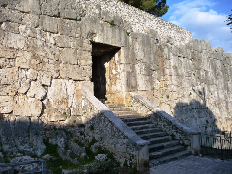 La porta Maggiore nelle mura poligonali dell'acropoli di Alatri
