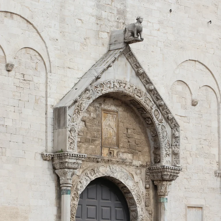 Il portale della basilica di San Nicola a Bari