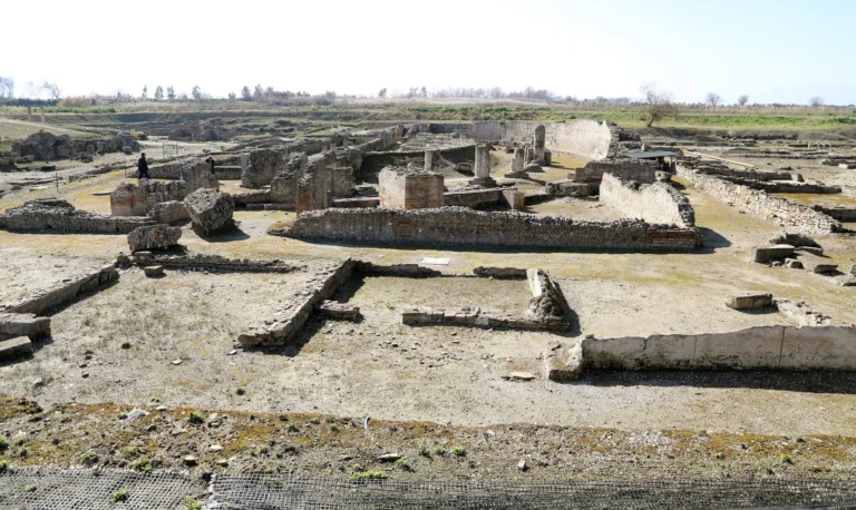I resti del teatro romano nel parco archeologico di Sibari