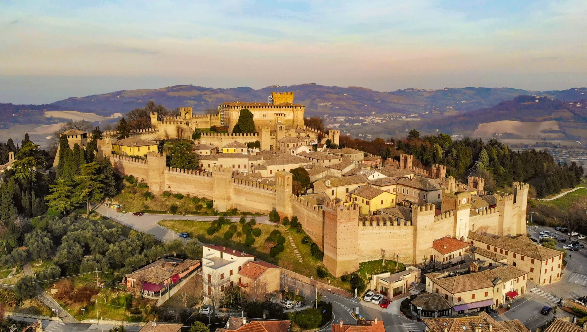 La rocca di Gradara sopra il borgo e le colline