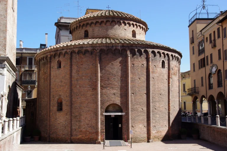 La Rotonda di San Lorenzo in mattoni in piazza delle Erbe a Mantova