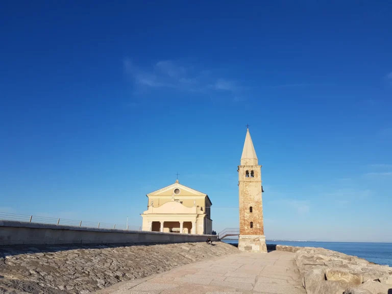 Il santuario della Madonna dell'Angelo a Caorle con il campanile faro sulla scogliera