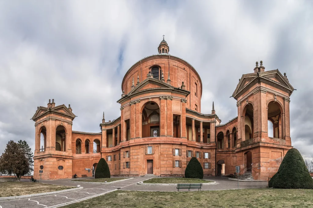 Il santuario della Madonna di San Luca sul colle della Guardia con la cupola e le tribune