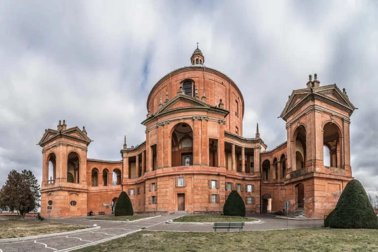 Il santuario della Madonna di San Luca sul colle della Guardia con la cupola e le tribune