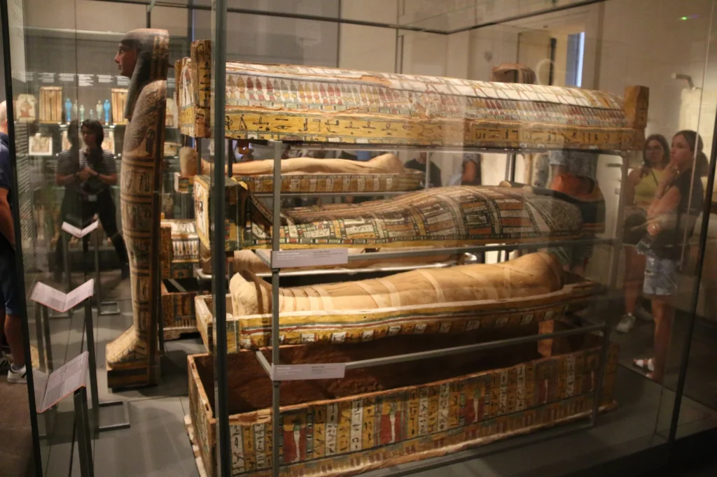 I sarcofagi dipinti nelle vetrine del Museo Egizio di Torino