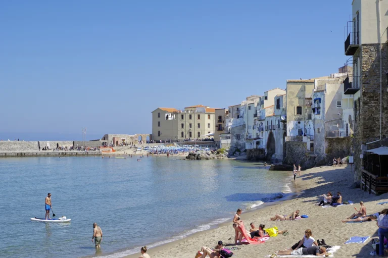 La spiaggia e le case sul mare di Cefalù