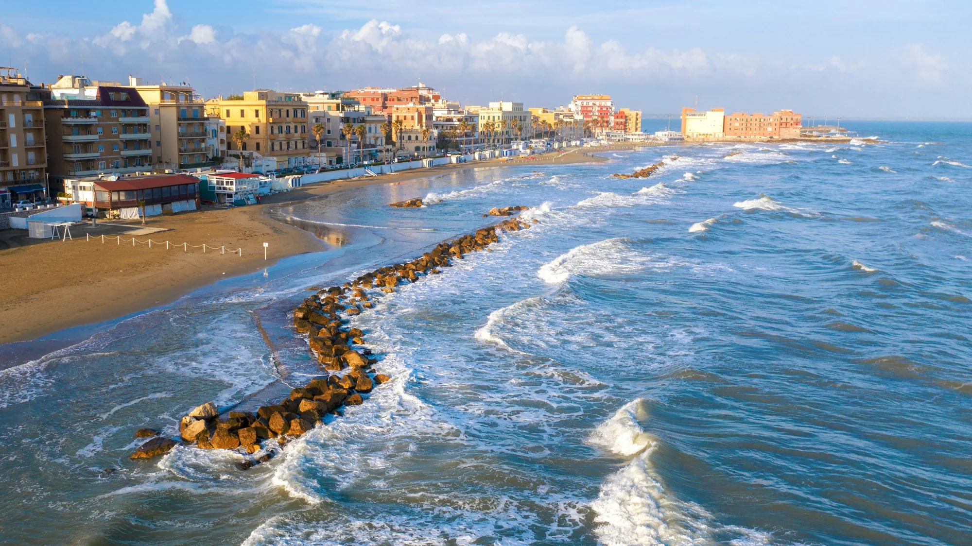 La spiaggia e il lungomare di Anzio con le onde