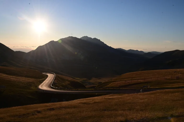 La strada di Campo Imperatore al tramonto, sul versante aquilano del Gran Sasso