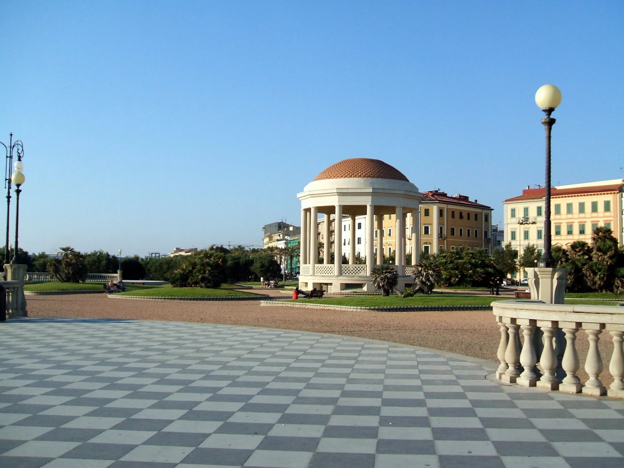 La Terrazza Mascagni a Livorno con il gazebo e il pavimento a scacchiera