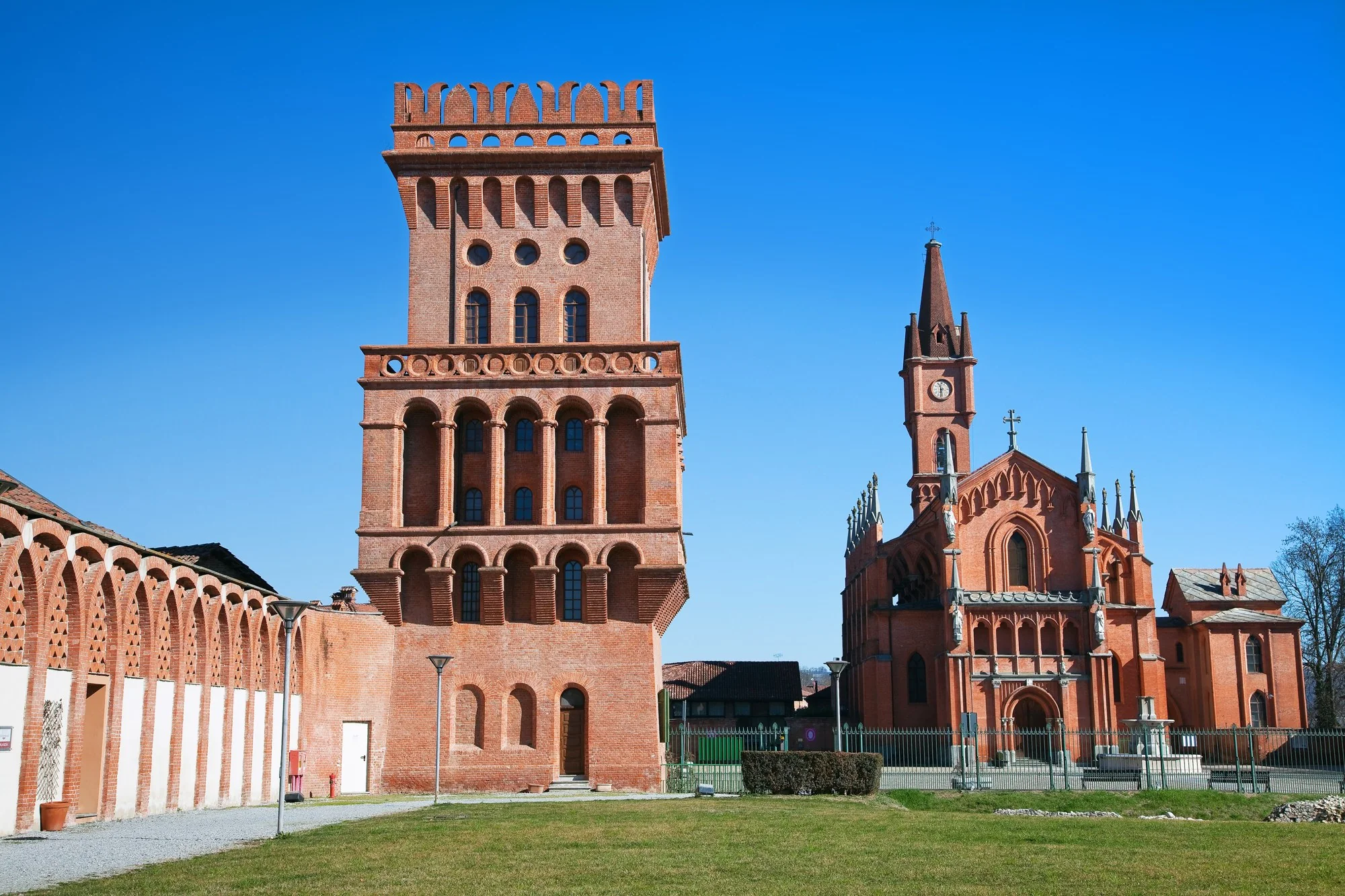 La torre e la chiesa neogotica del castello di Pollenzo