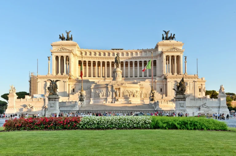 Il Vittoriano in piazza Venezia con le quadrighe e il portico a colonne