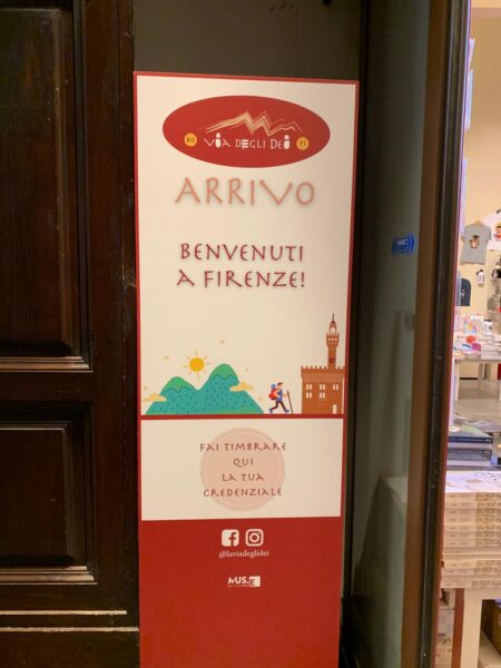 Cartello «Arrivo, benvenuti a Firenze» della Via degli Dei, dove si fa timbrare la credenziale