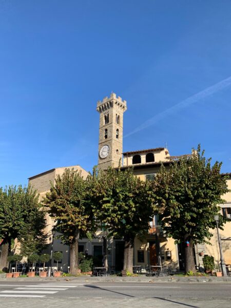 Il campanile della cattedrale di San Romolo in piazza Mino, a Fiesole