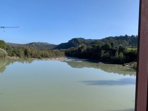 Il fiume Reno visto dal ponte di Vizzano, con le colline di Sasso Marconi