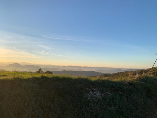 Luce della sera sui crinali dell'Appennino tosco-emiliano