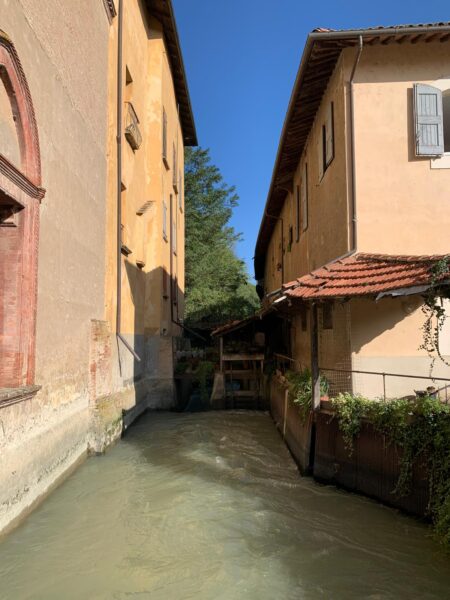 Edifici di un vecchio mulino affacciati su un canale, tra Bologna e Sasso Marconi