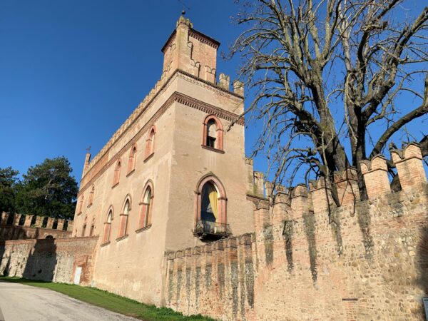 Le mura merlate e la torre di Palazzo de' Rossi, a Pontecchio Marconi