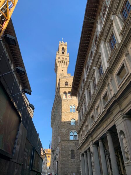 La torre di Palazzo Vecchio vista dal piazzale degli Uffizi