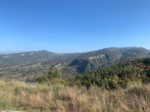 Le pareti rocciose del Contrafforte Pliocenico e le colline dell'Appennino bolognese