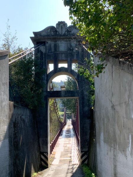 Il ponte sospeso di Vizzano sul Reno, a Sasso Marconi, con il portale d'ingresso ad arco
