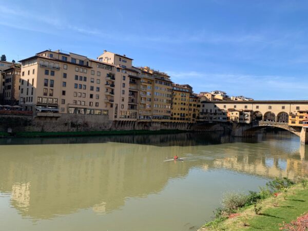 Il Ponte Vecchio sull'Arno, con una canoa sul fiume