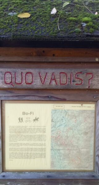 Pannello di legno «Quo vadis?» con la carta del percorso Bologna-Firenze
